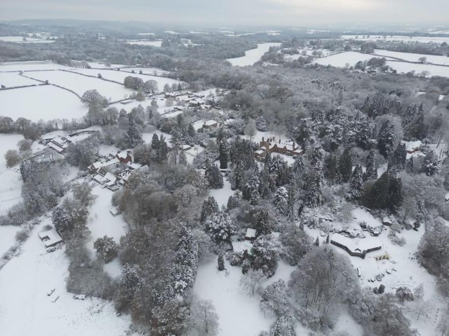 Modern Country Villa, Stunning Gardens And View Royal Tunbridge Wells Exterior photo